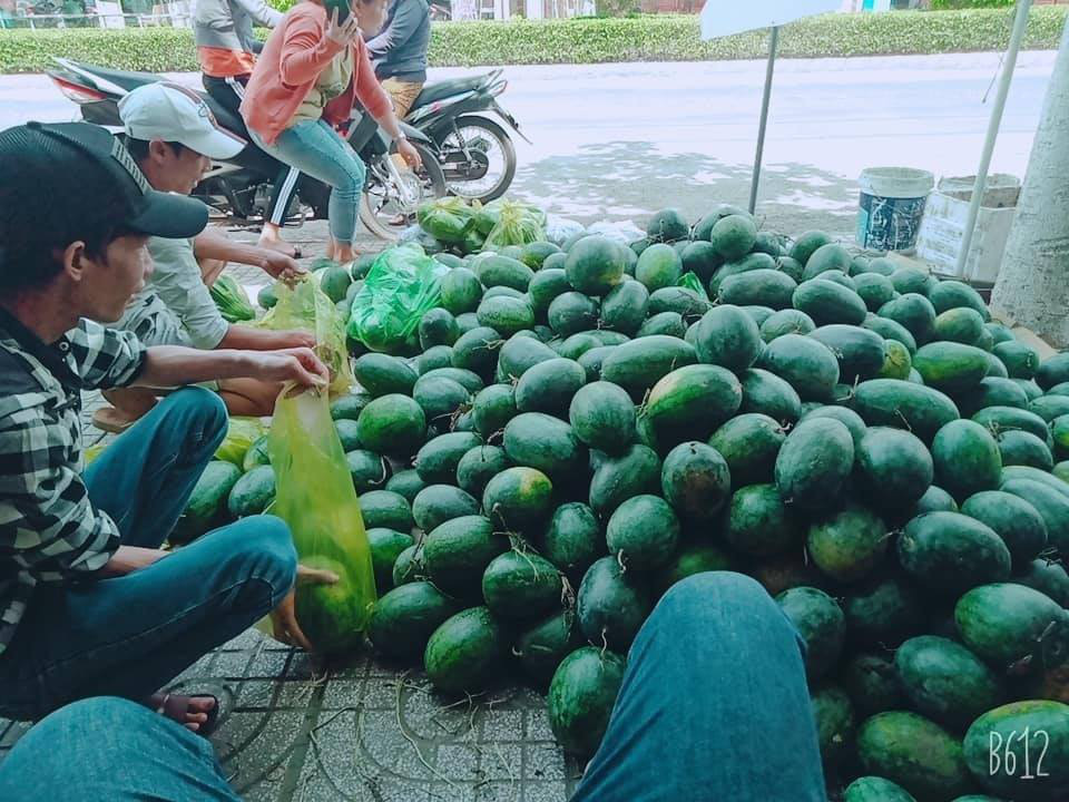 Bất ngờ với điểm phát miễn phí hàng tấn dưa hấu ở TP HCM - Ảnh 10.