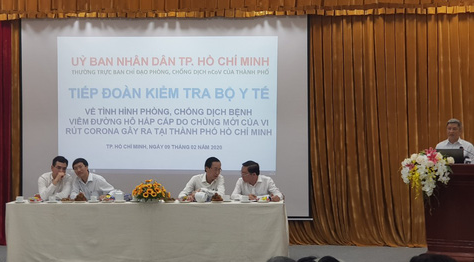 Thứ trưởng Bộ Y tế tr&ograve; chuyện qua bộ đ&agrave;m với Việt kiều nhiễm virus corona - Ảnh 1.