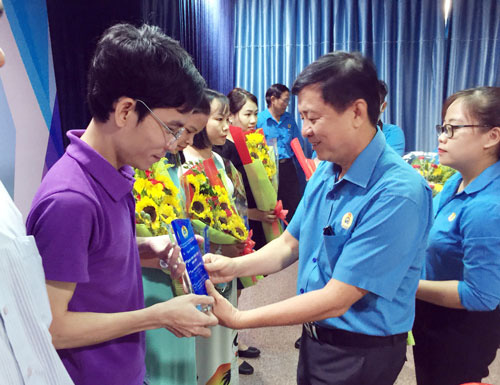 Tuyên dương gương sáng đảng viên