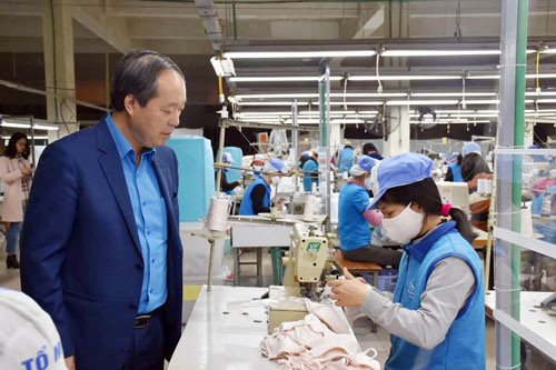 Động viên công nhân sản xuất khẩu trang mùa dịch - Ảnh 1.