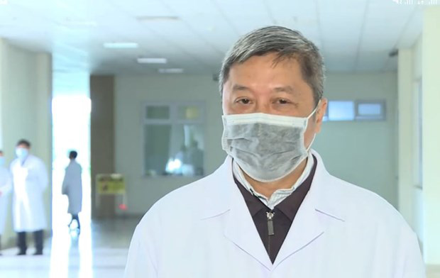 Thứ trưởng Bộ Y tế trò chuyện qua bộ đàm với Việt kiều nhiễm virus corona