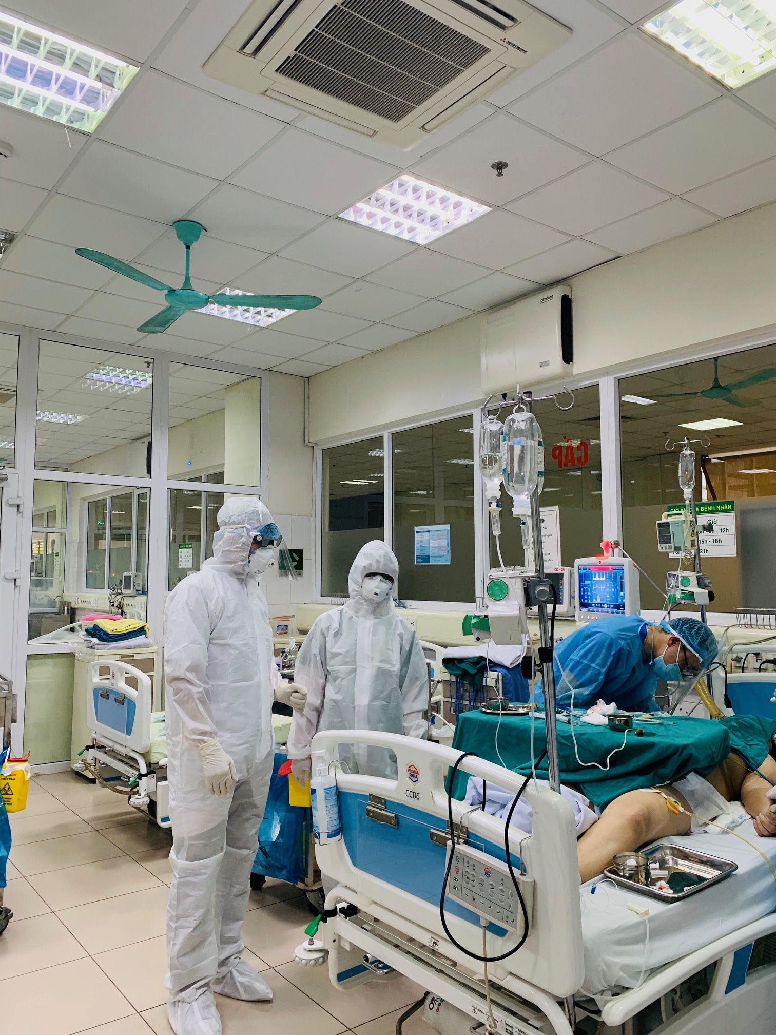 Những chiến binh chống nCoV: Nhiều b&aacute;c sĩ, điều dưỡng... kh&ocirc;ng về nh&agrave; - Ảnh 2.