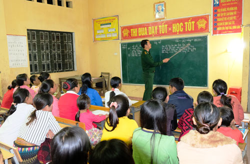 Lớp học đặc biệt của thầy giáo quân hàm xanh