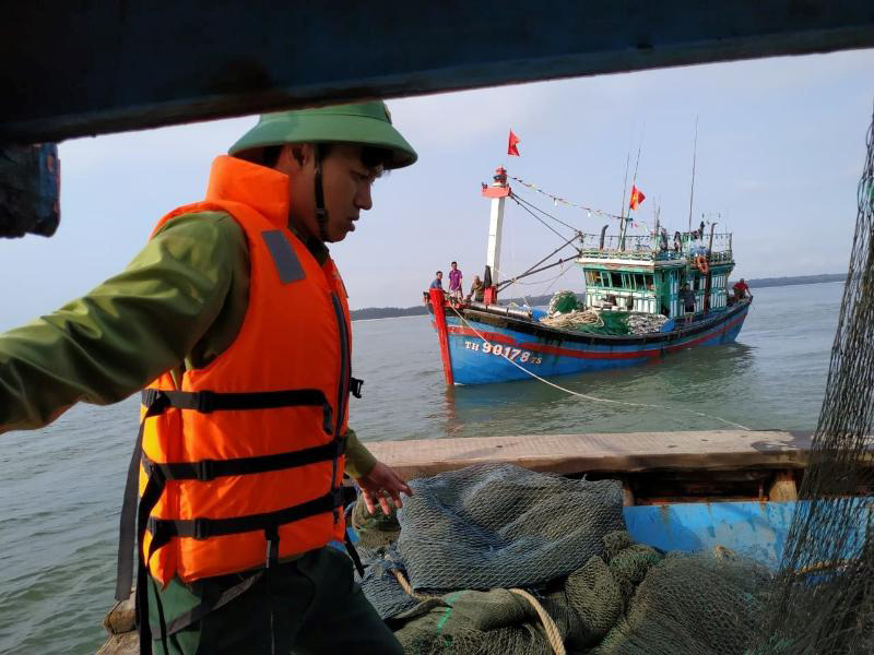 Cứu hộ tàu cá mắc cạn ở cửa biển Thuận An