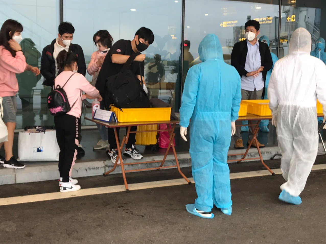 Hơn 400 người từ Hàn Quốc vừa xuống sân bay Vân Đồn được cách ly tại Quảng Ninh