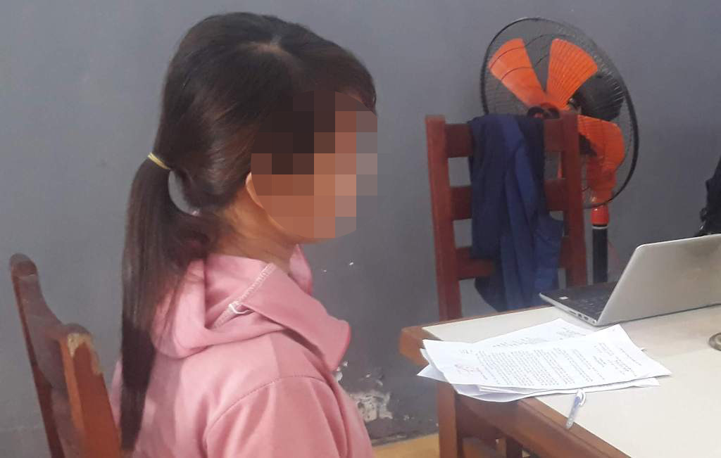 Lừa tiền và bỏ mặc người tình sinh con gái, trung úy công an bị giáng cấp - Ảnh 1.