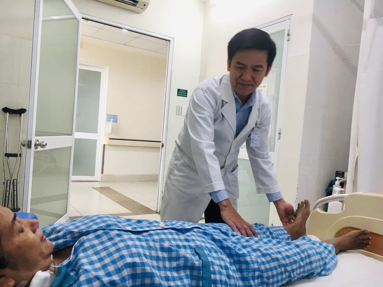 Cân não với ca bệnh biến chứng khớp háng của người phụ nữ ở TP HCM