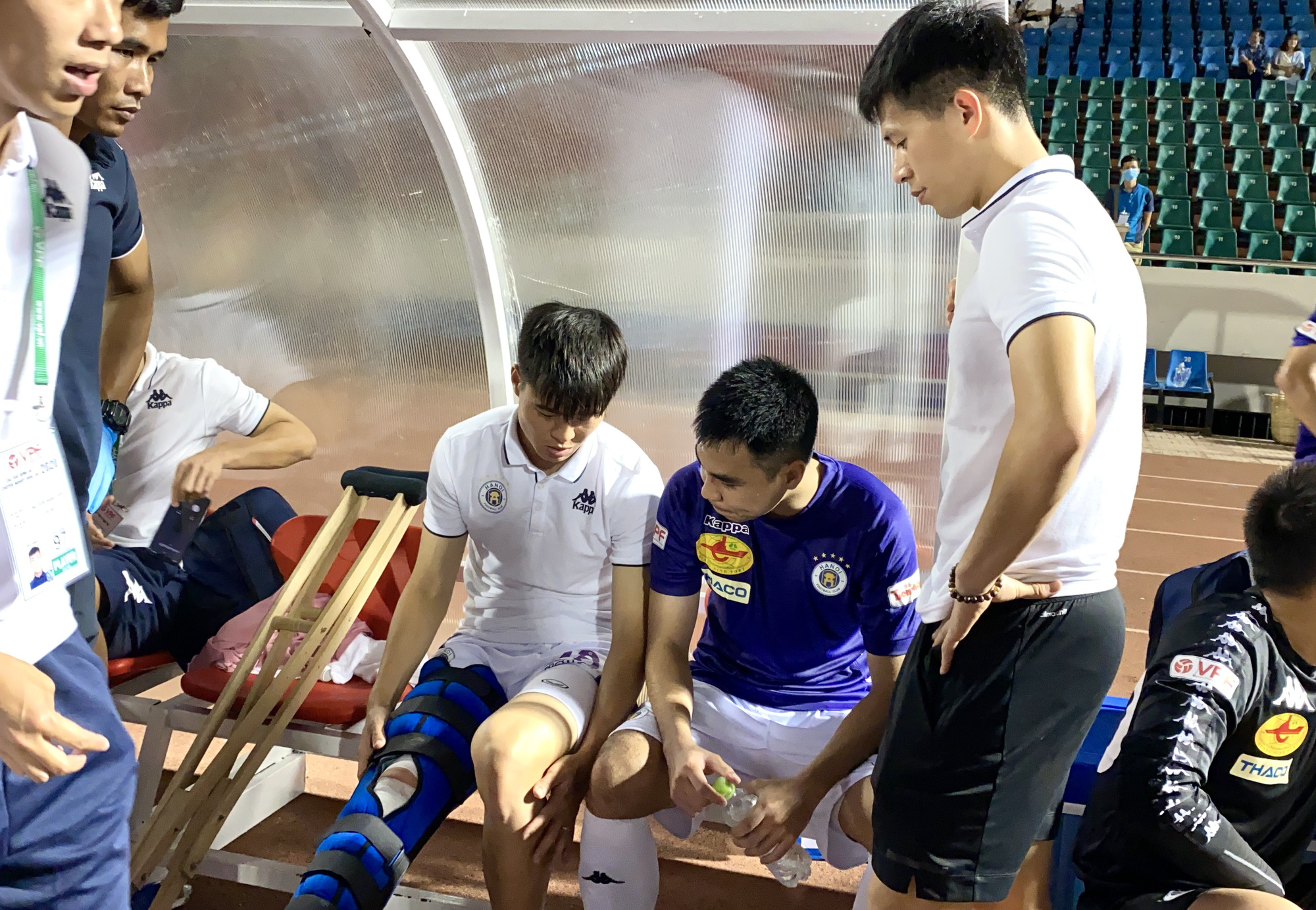 Duy Mạnh chấn thương nặng, sẽ phải chụp MRI x&aacute;c định tổn thương - Ảnh 2.