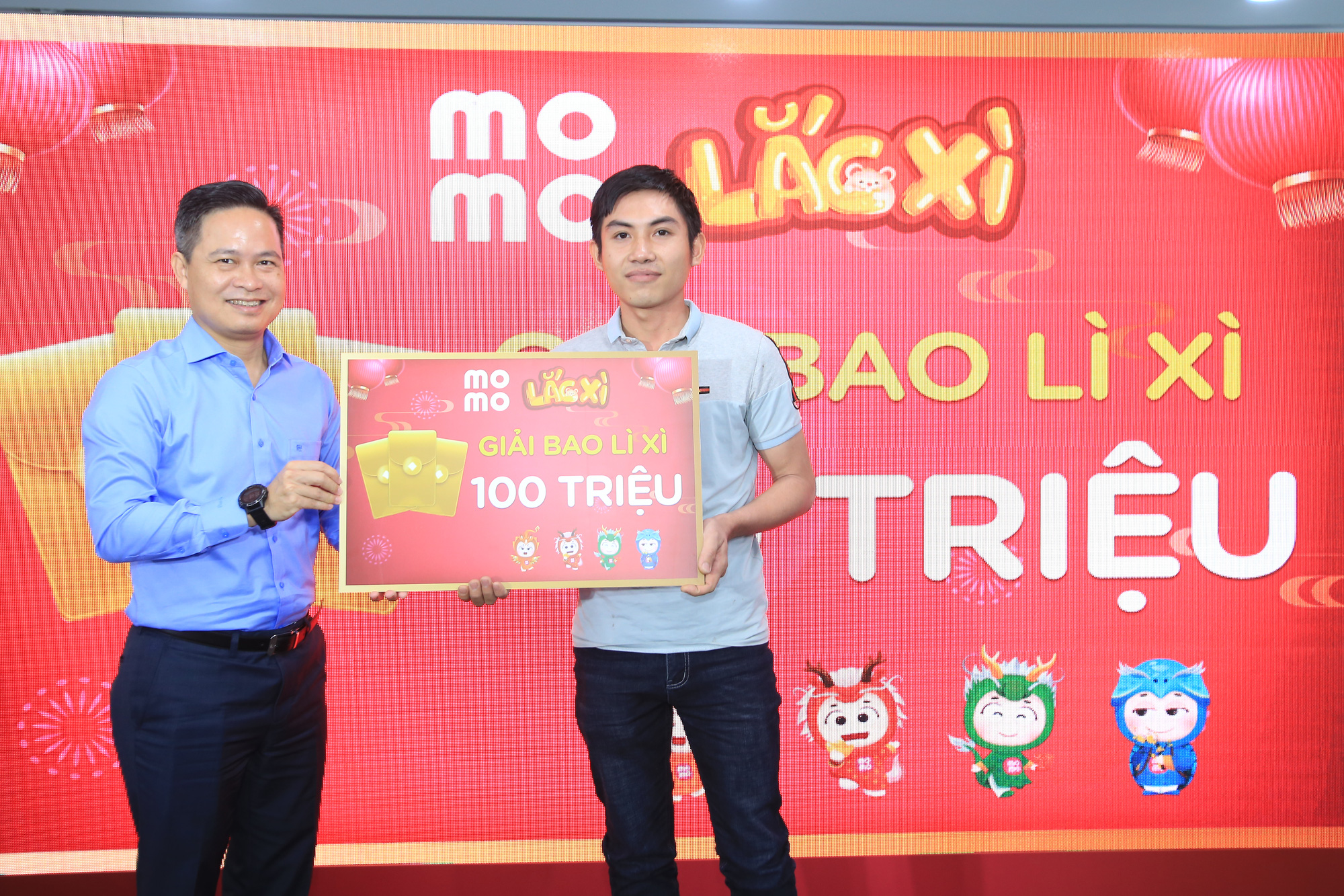 Ví MoMo trao giải cho các khách hàng trúng lớn Lắc Xì 2020