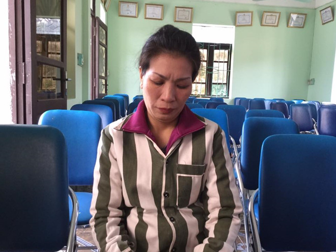 Người đ&agrave;n b&agrave; 45 tuổi trượt d&agrave;i trong lầm lỗi - Ảnh 1.