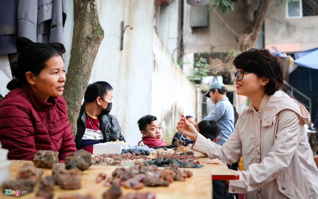 Chợ đ&aacute; qu&yacute; tiền tỉ trong hẻm nhỏ - Ảnh 4.