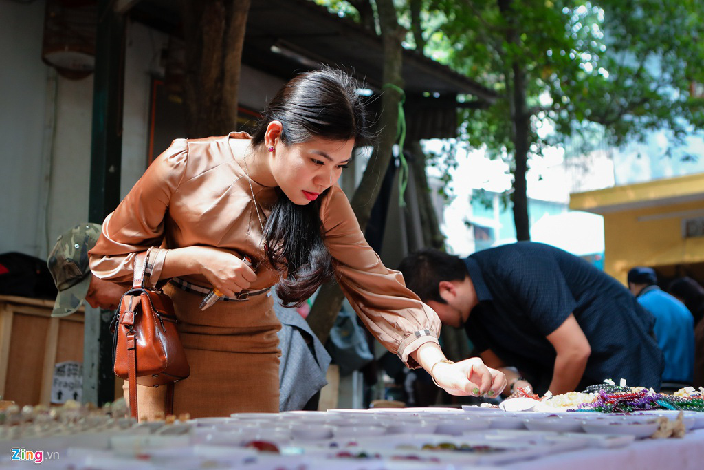 Chợ đ&aacute; qu&yacute; tiền tỉ trong hẻm nhỏ - Ảnh 8.