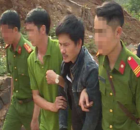 Phát hiện bị vây bắt, ông trùm ma túy ôm 6 khẩu súng cố thủ trong nhà