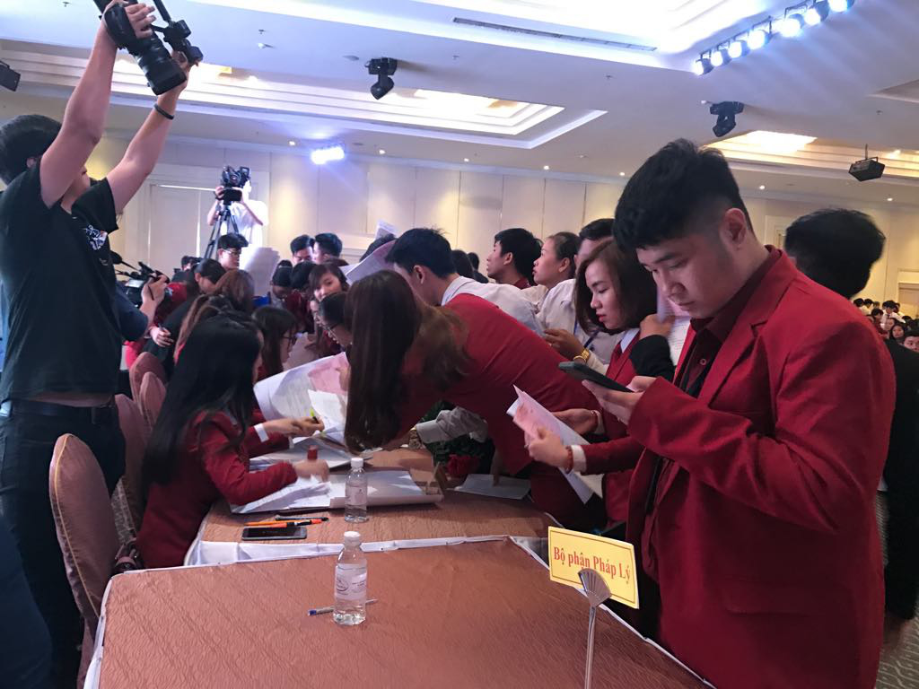 Nhắm mắt dâng tiền cho Alibaba