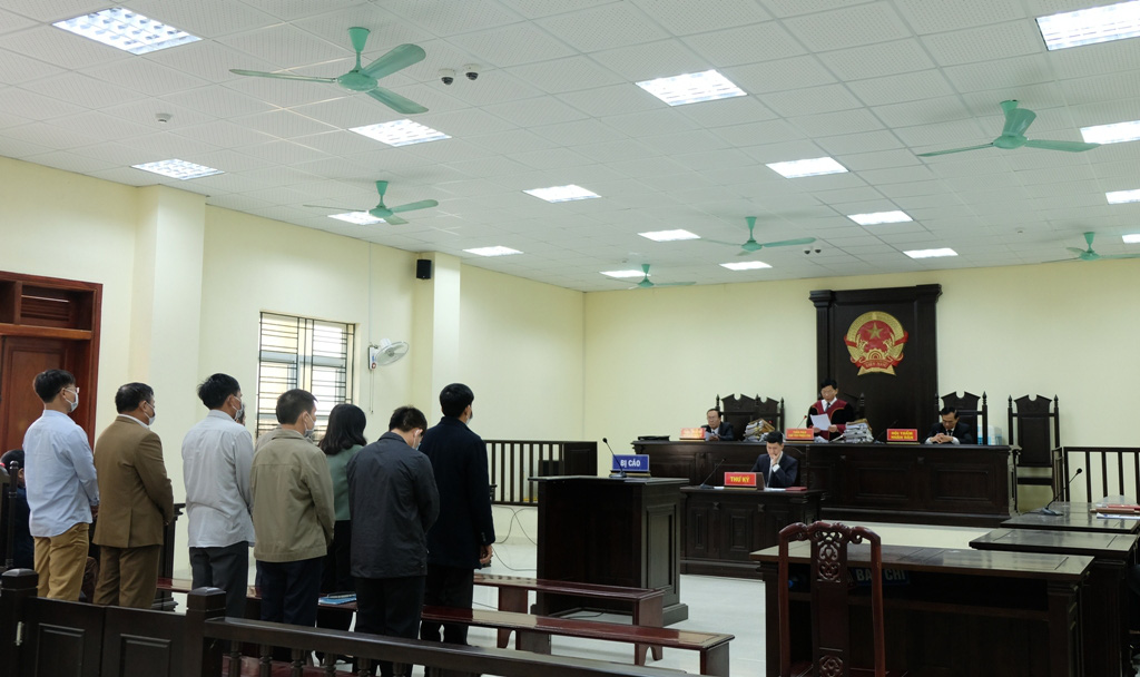 5 cựu c&aacute;n bộ Thanh tra tỉnh Thanh H&oacute;a đeo khẩu trang hầu t&ograve;a về tội Nhận hối lộ - Ảnh 2.