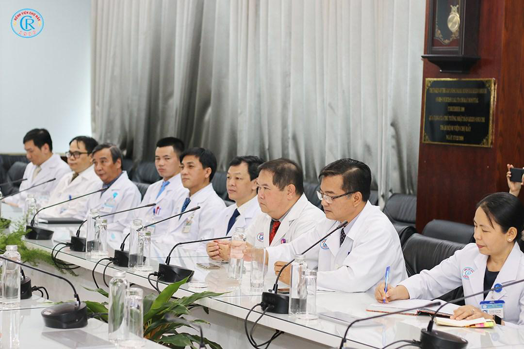 Tổng Lãnh sự Trung Quốc tri ân Bệnh viện Chợ Rẫy cứu chữa 2 bệnh nhân Covid-19 - Ảnh 2.