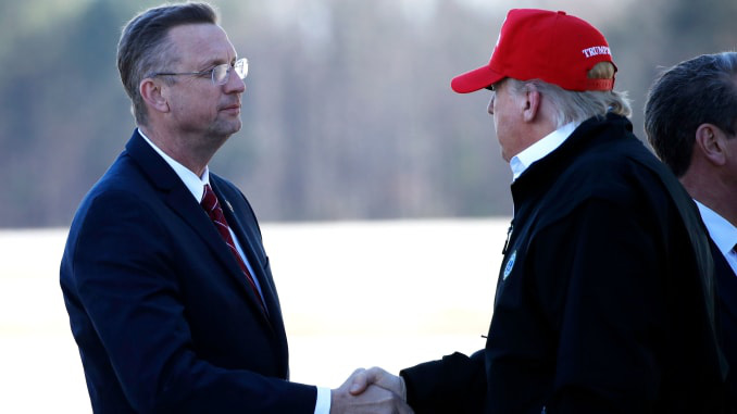 Covid-19: Hai nghị sĩ tiếp xúc gần với Tổng thống Trump tự cách ly