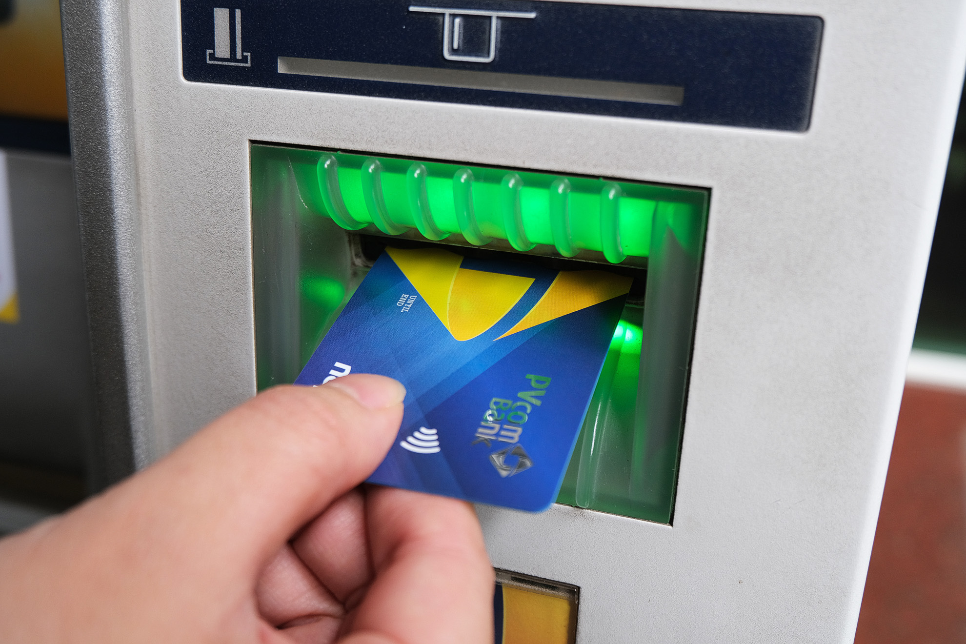 PVcomBank chip hóa thẻ ATM nội địa - Ảnh 1.