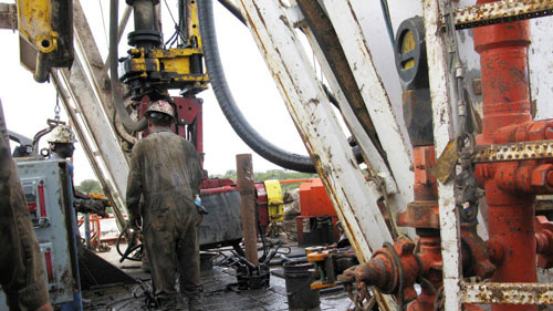 Đằng sau cuộc chiến giá dầu Ả Rập Saudi - Nga - Ảnh 1.