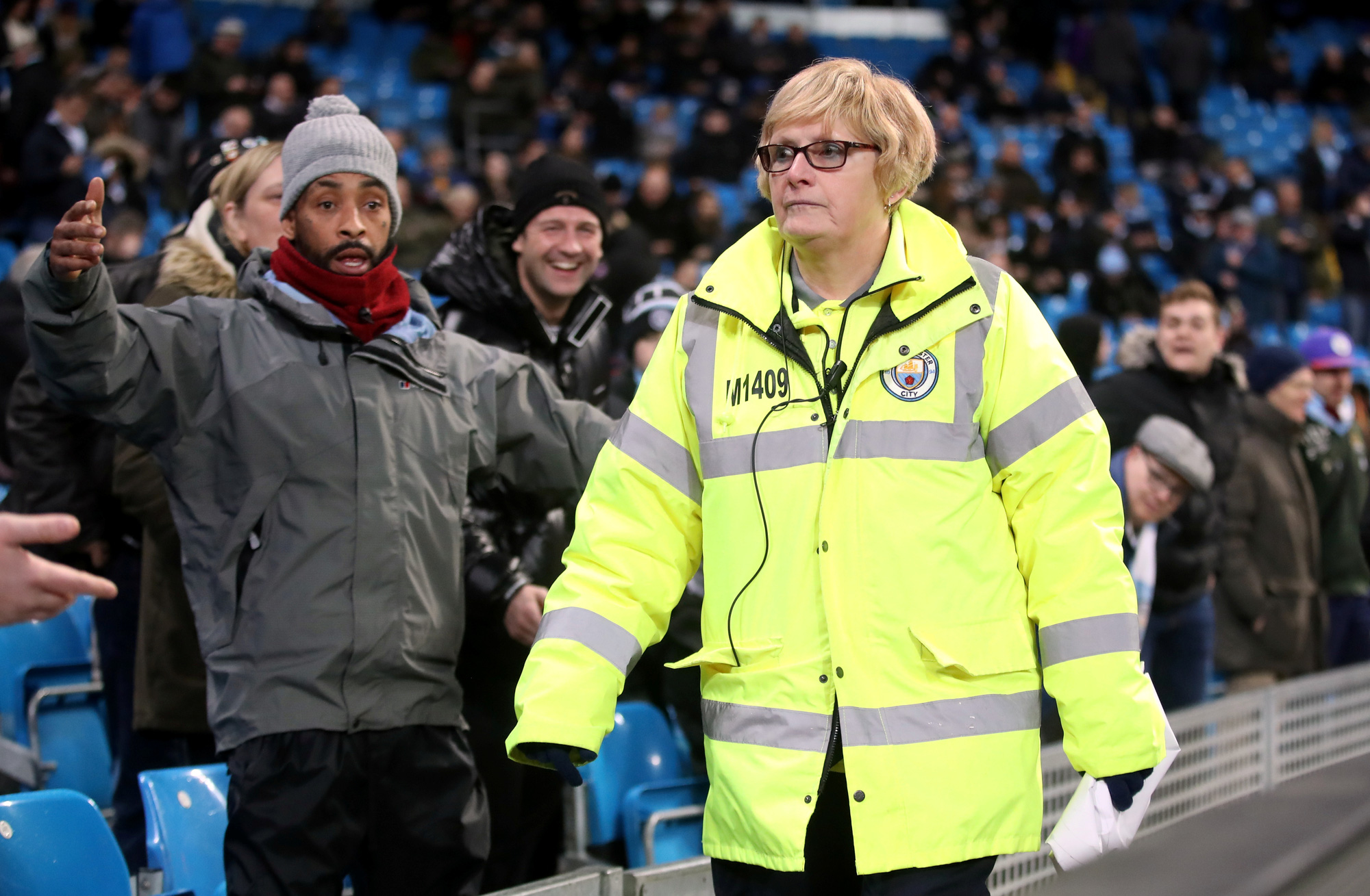 Ho&atilde;n trận đại chiến Man City - Arsenal v&igrave; Covid-19 - Ảnh 1.