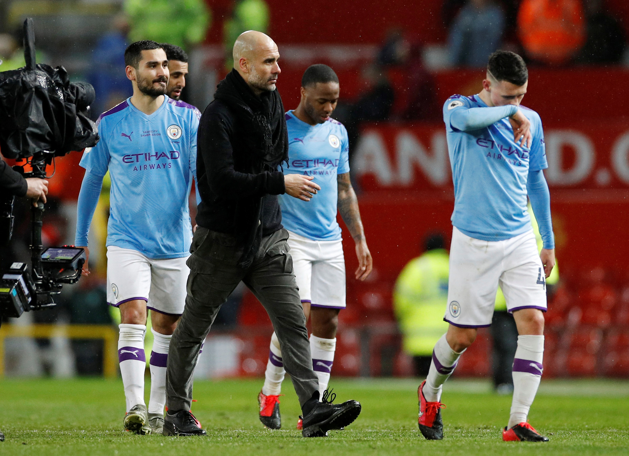 Hoãn trận đại chiến Man City - Arsenal vì Covid-19