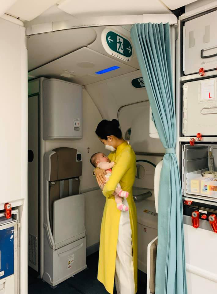 Nữ tiếp vi&ecirc;n bế ch&aacute;u b&eacute; 2 th&aacute;ng tuổi tr&ecirc;n m&aacute;y bay từ Frankfurt về H&agrave; Nội - Ảnh 2.