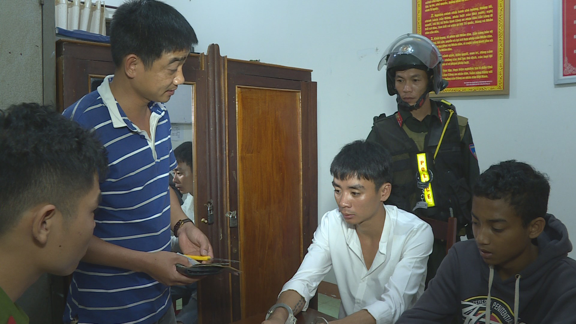 Bắt giữ nh&oacute;m thanh thiếu ni&ecirc;n mang dao đến nh&agrave; nghỉ cướp t&agrave;i sản - Ảnh 3.