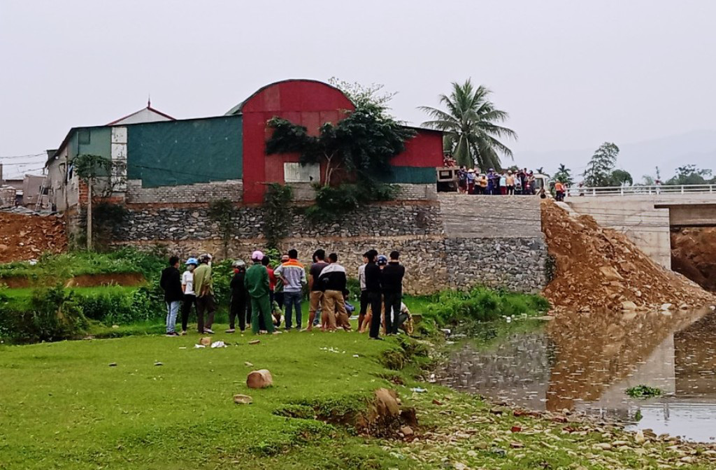 Tá hỏa phát hiện thi thể nam thanh niên đang phân hủy nổi lập lờ dưới suối