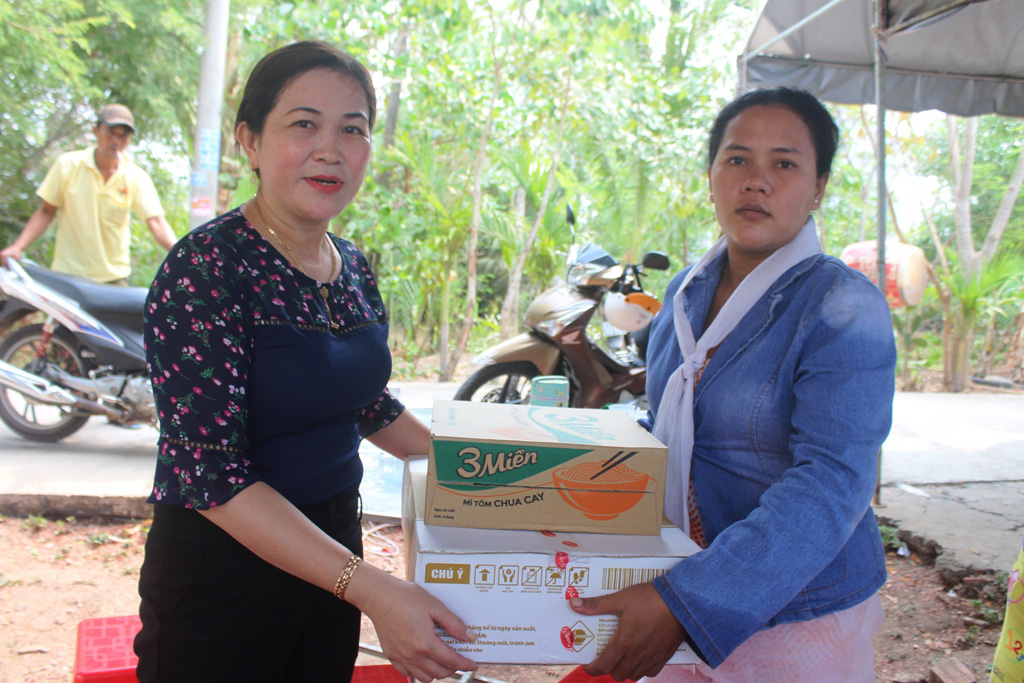 Tiếng kh&oacute;c x&eacute; l&ograve;ng tại đ&aacute;m tang người đ&agrave;n &ocirc;ng cưa đầu đạn l&agrave;m nhẫn - Ảnh 6.