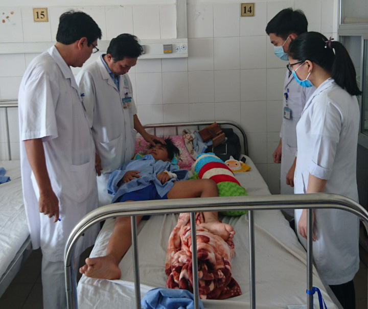 H&atilde;i h&ugrave;ng kh&uacute;c gỗ đ&acirc;m xuy&ecirc;n thấu mũi b&eacute; trai 8 tuổi - Ảnh 4.