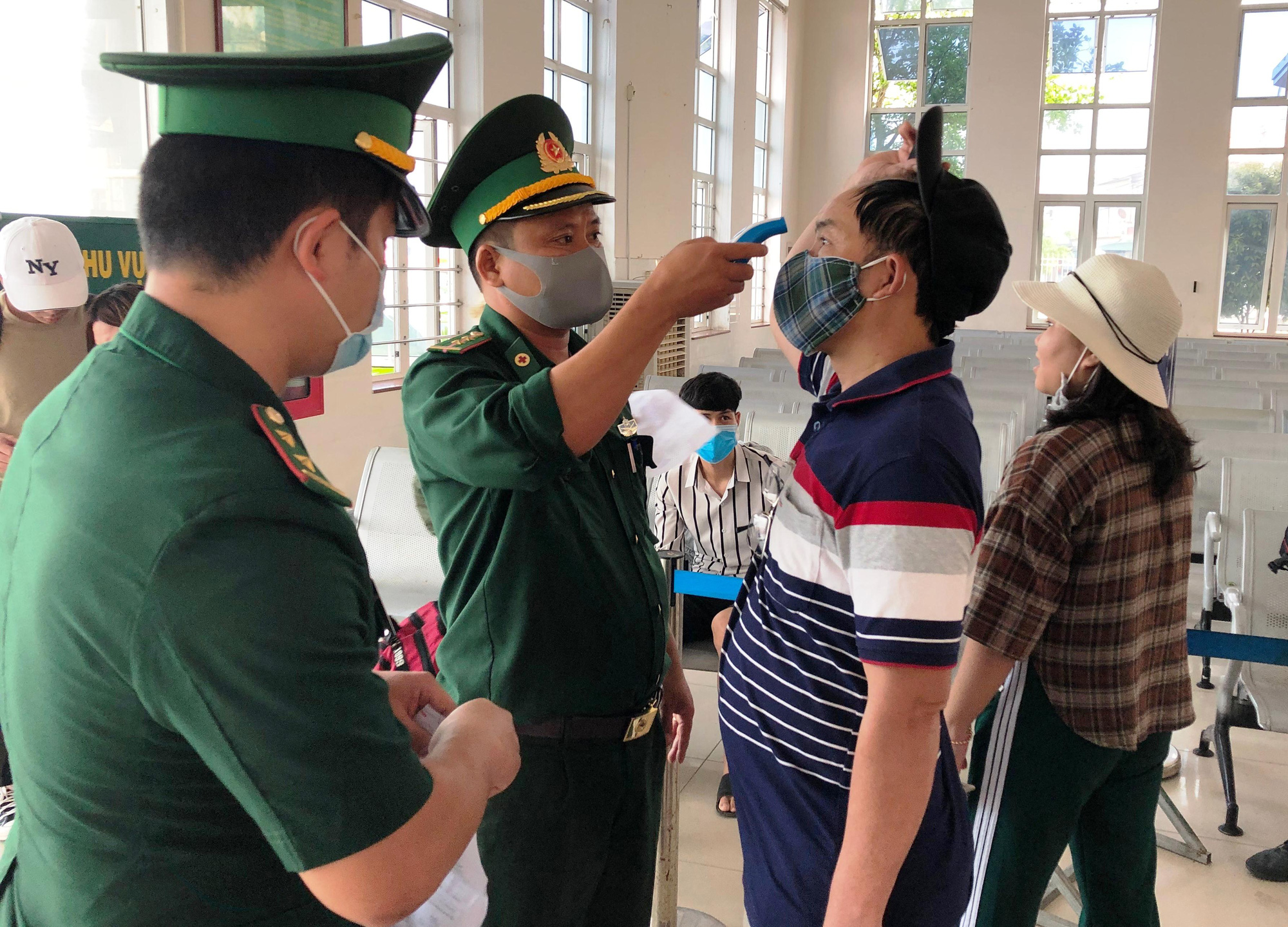 H&agrave;nh kh&aacute;ch đi L&yacute; Sơn bức x&uacute;c v&igrave; thiếu tờ khai y tế - Ảnh 3.
