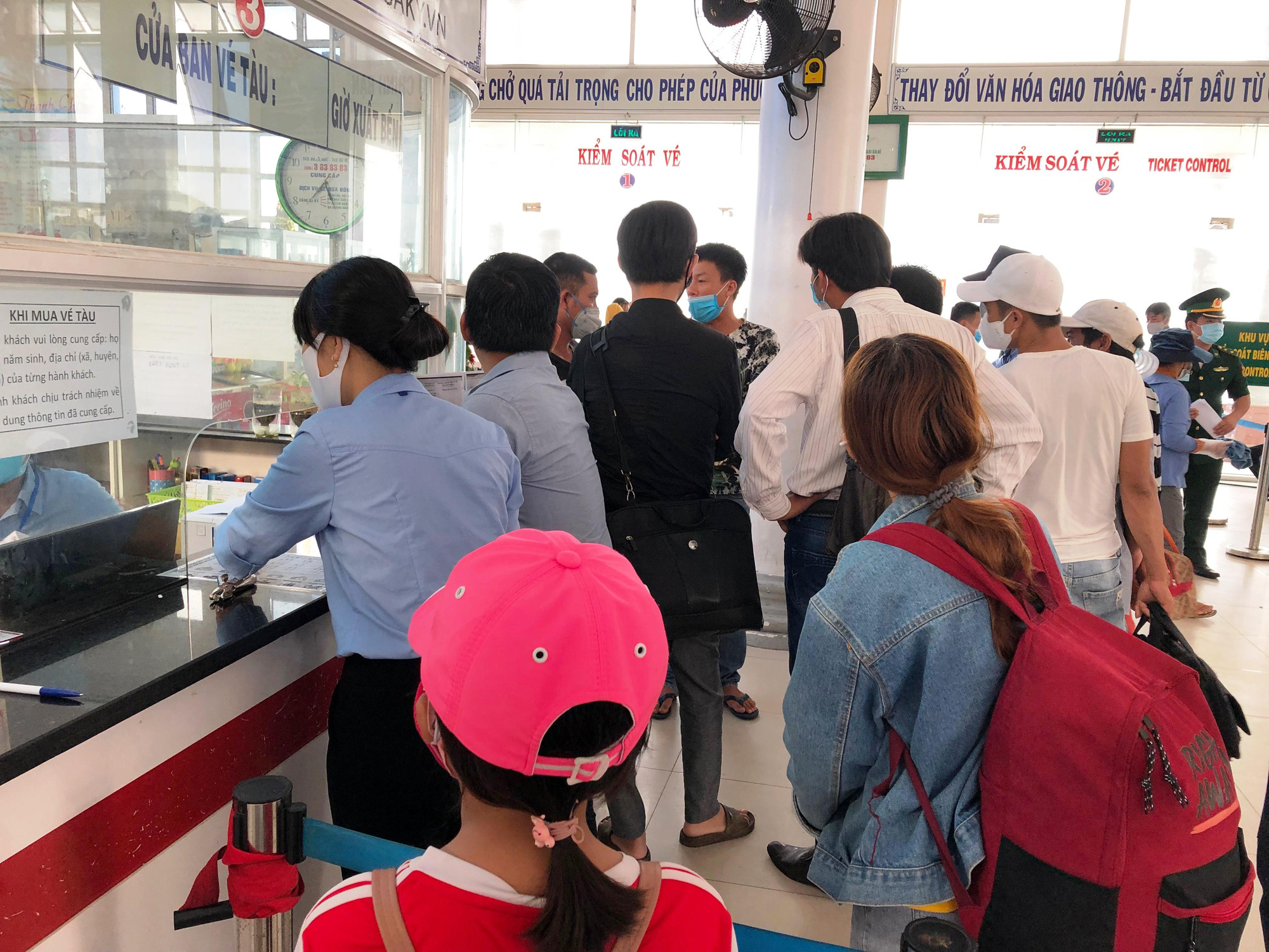 H&agrave;nh kh&aacute;ch đi L&yacute; Sơn bức x&uacute;c v&igrave; thiếu tờ khai y tế - Ảnh 2.