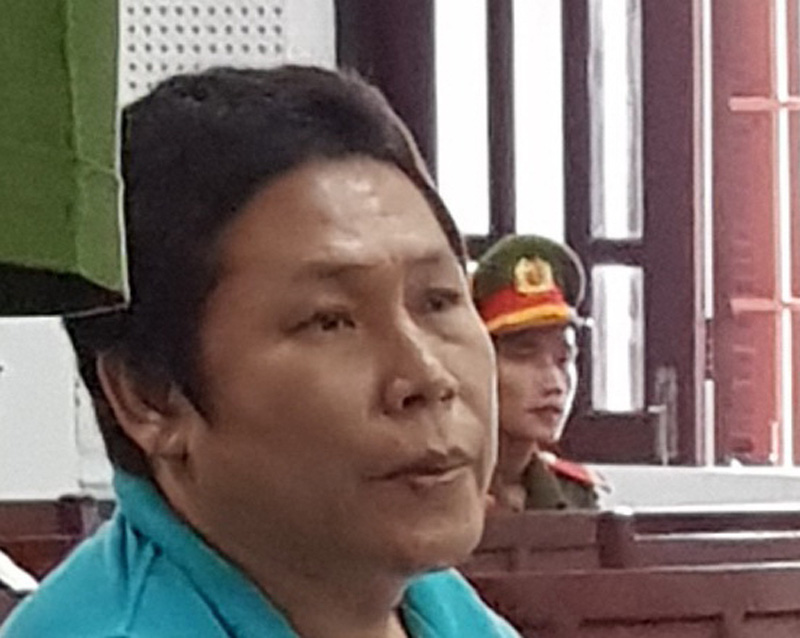 Mẹ tăng ca vào ban đêm, bé gái ở nhà bị cha dượng hiếp dâm nhiều lần