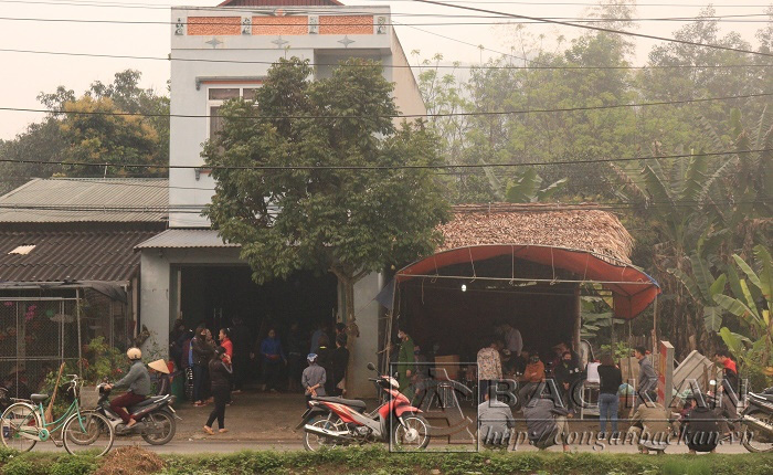 Chồng mua xăng về tưới quanh nhà, lửa bùng phát làm vợ cùng 2 con tử vong