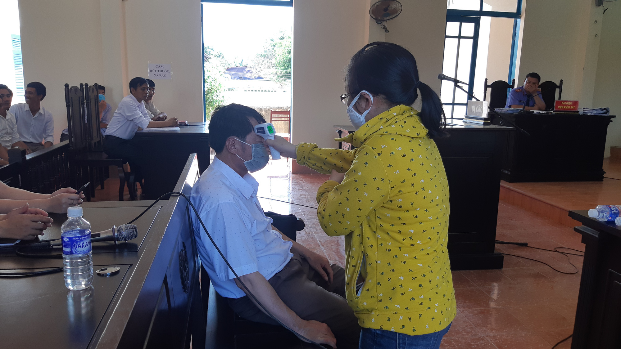 Vụ "tòa vẫn triệu tập cả trăm người lên xử án": Bị cáo ho, kêu đau họng