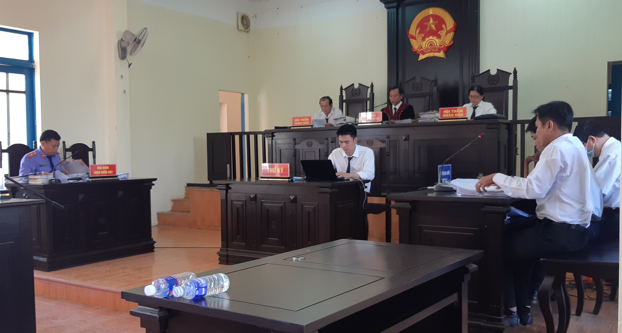 Vụ t&ograve;a vẫn triệu tập cả trăm người l&ecirc;n xử &aacute;n: Bị c&aacute;o ho, k&ecirc;u đau họng - Ảnh 1.