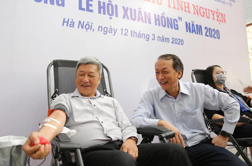 Chuy&ecirc;n gia n&oacute;i g&igrave; trước th&ocirc;ng tin Covid-19 l&acirc;y truyền qua đường m&aacute;u? - Ảnh 3.