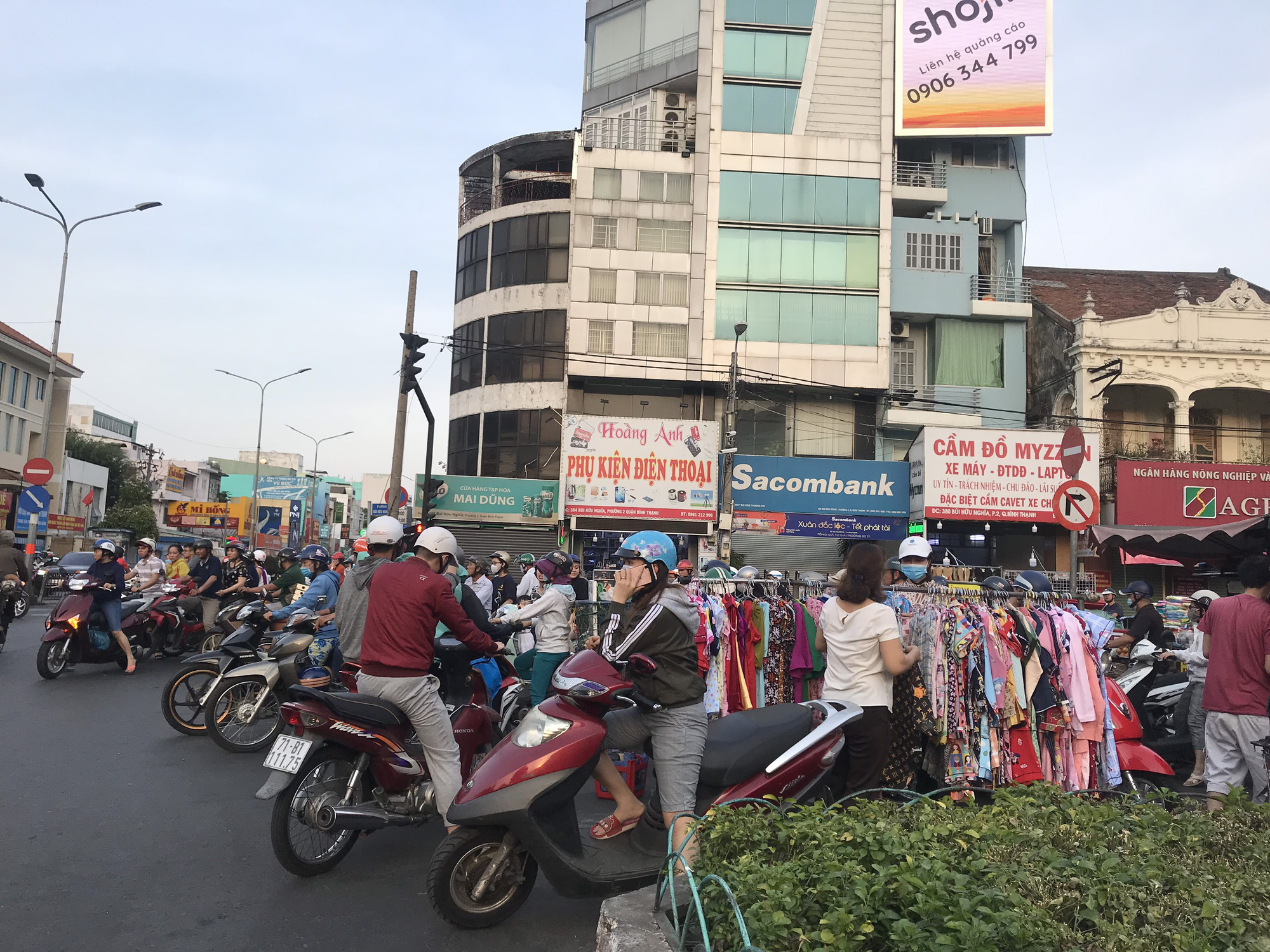 VIDEO: Vỉa h&egrave; tại TP HCM đang bị t&aacute;i chiếm đến mức kh&oacute; tin - Ảnh 13.