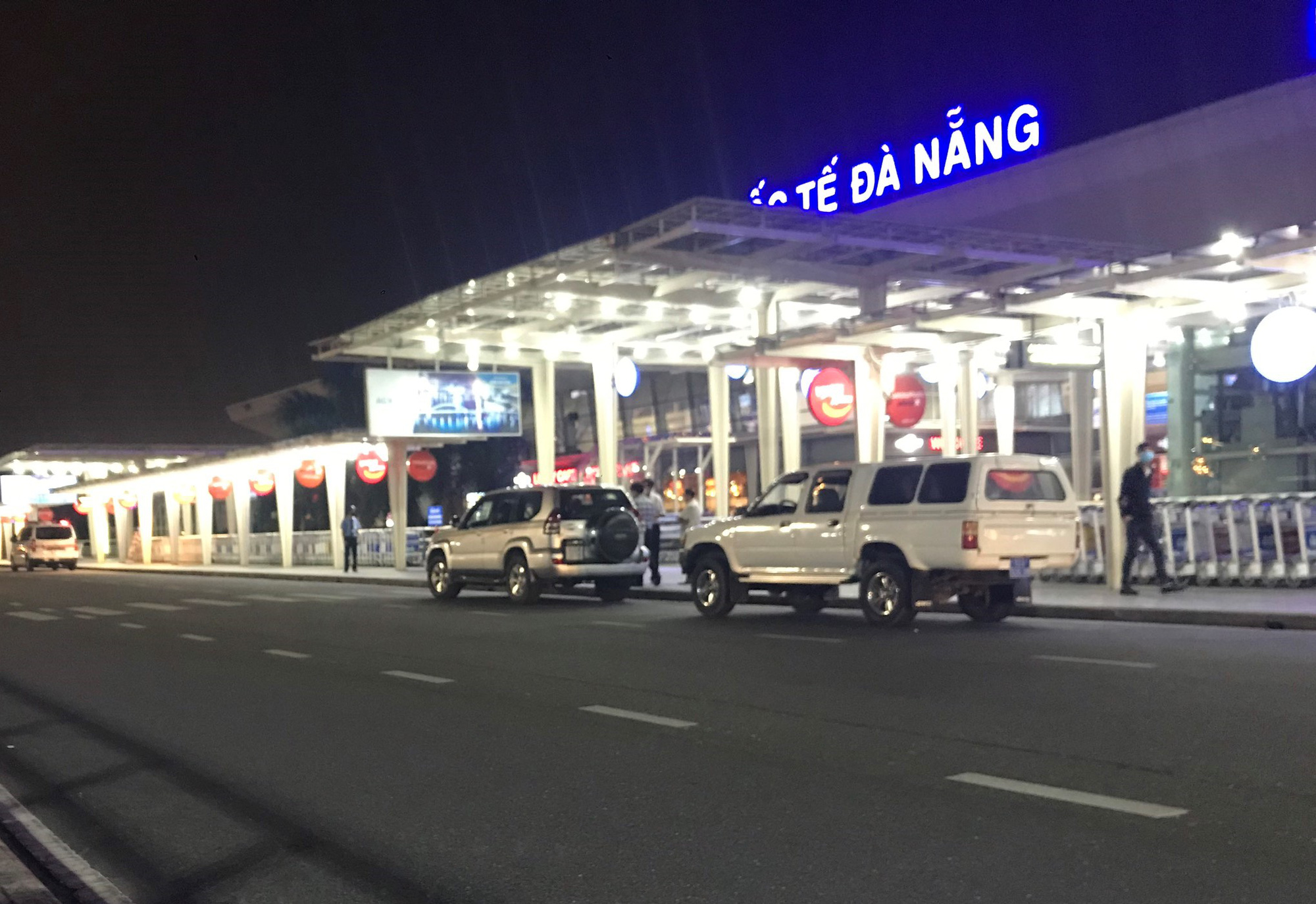 4 kh&aacute;ch nước ngo&agrave;i thuộc diện c&aacute;ch ly vẫn được xe biển xanh chở ra s&acirc;n bay Đ&agrave; Nẵng - Ảnh 1.
