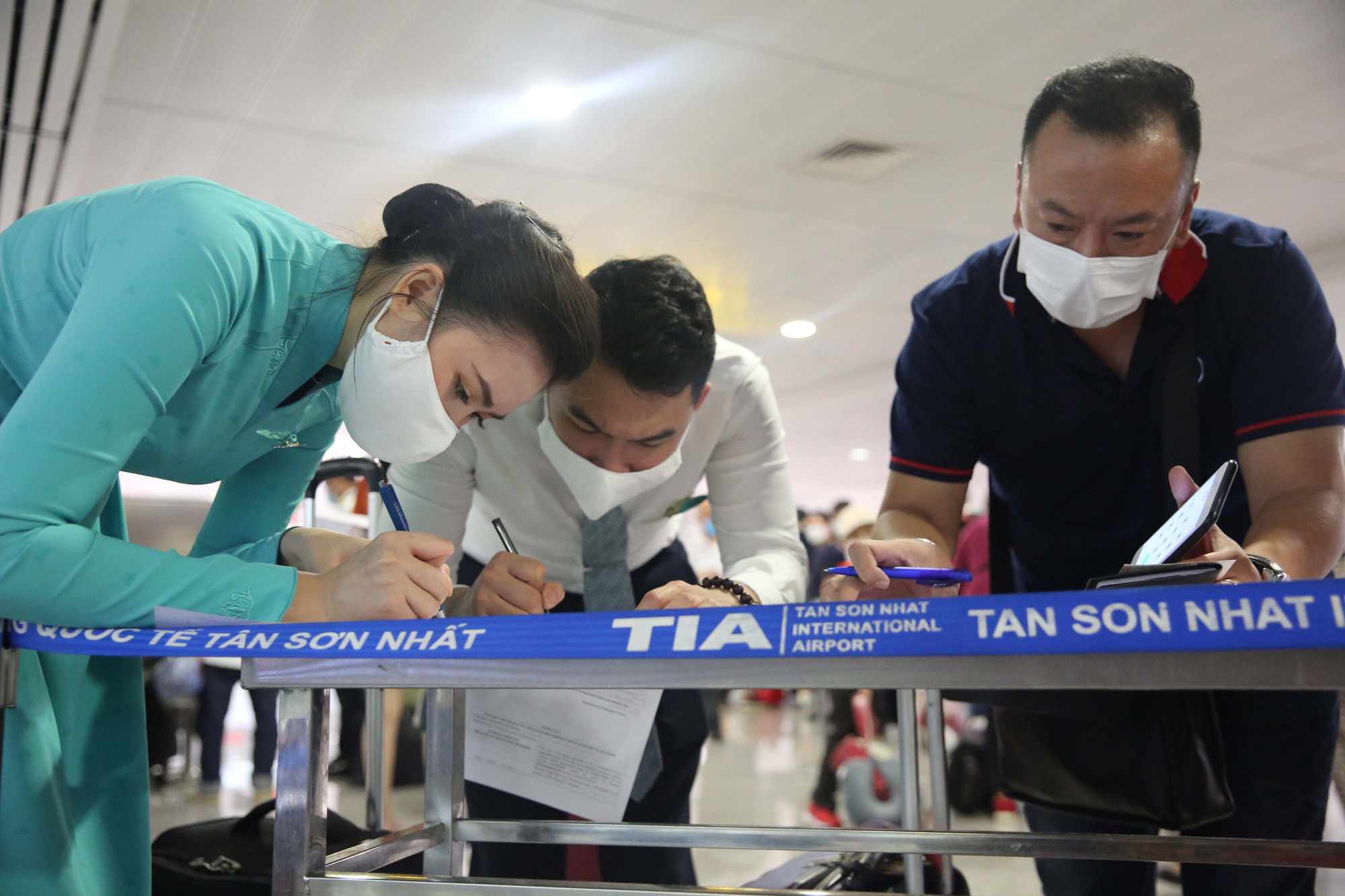 VIDEO: Cận cảnh quy tr&igrave;nh khai b&aacute;o y tế bắt buộc ở S&acirc;n bay T&acirc;n Sơn Nhất - Ảnh 7.