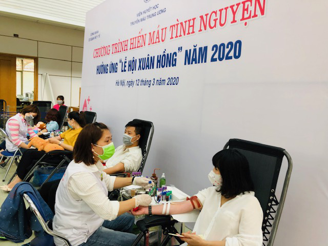 Chuy&ecirc;n gia n&oacute;i g&igrave; trước th&ocirc;ng tin Covid-19 l&acirc;y truyền qua đường m&aacute;u? - Ảnh 2.