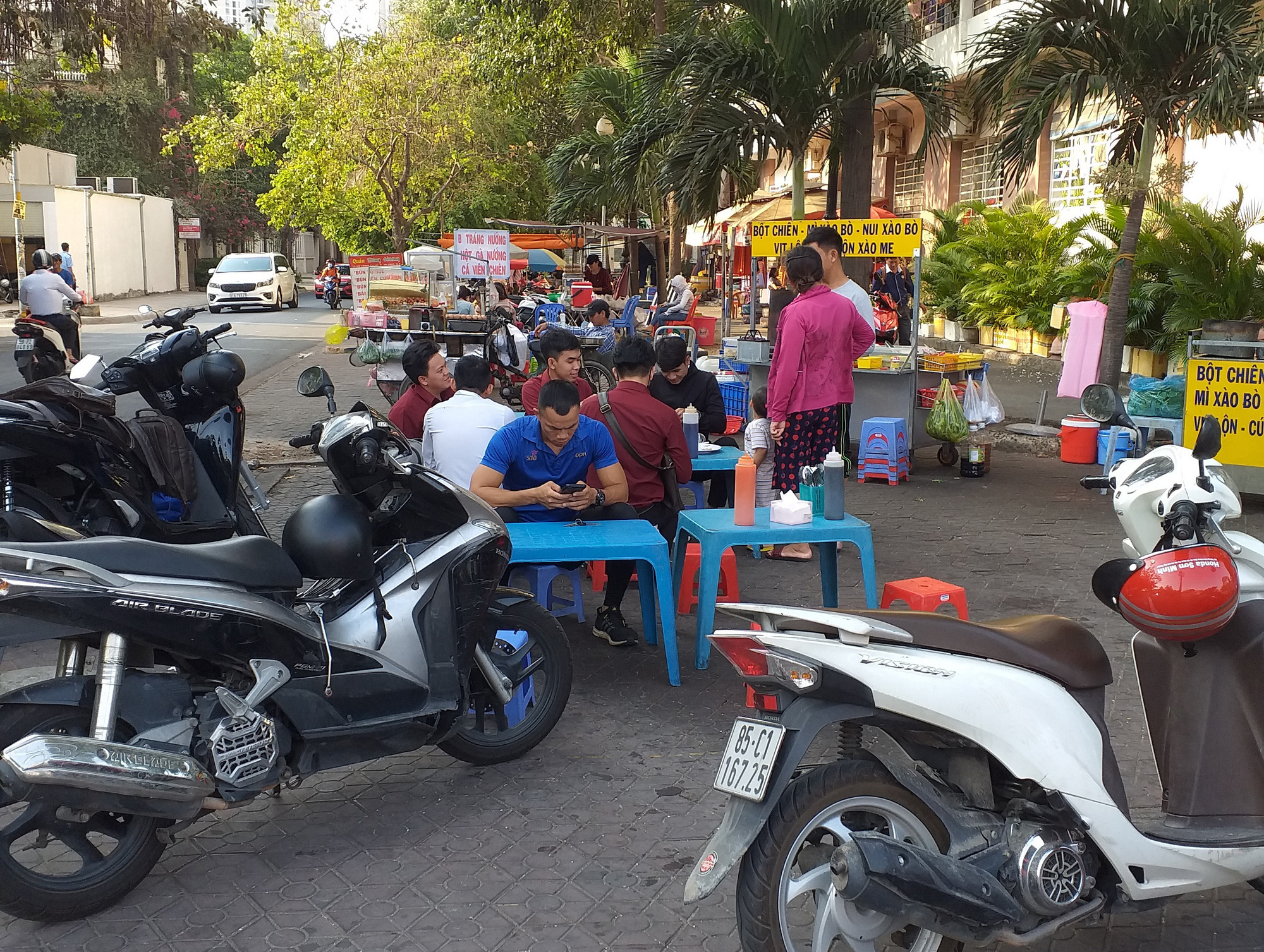 "Họp chợ" trên vỉa hè