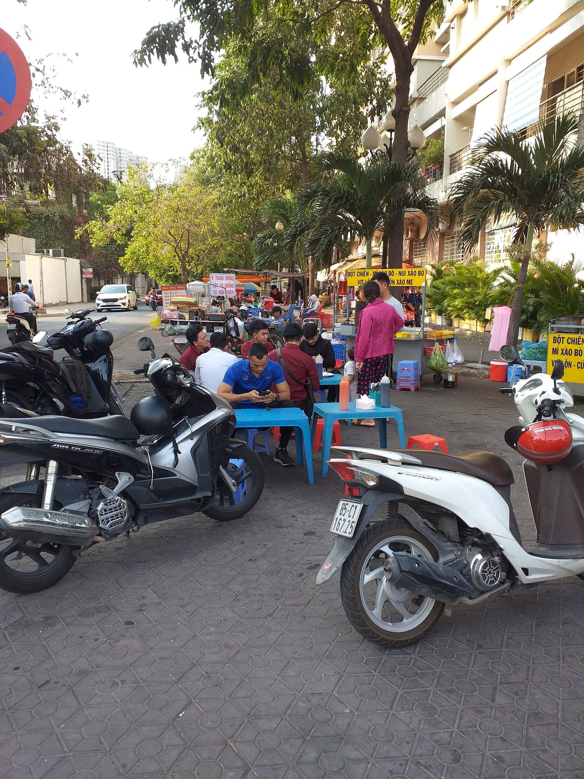 Họp chợ trên vỉa hè - Ảnh 1.