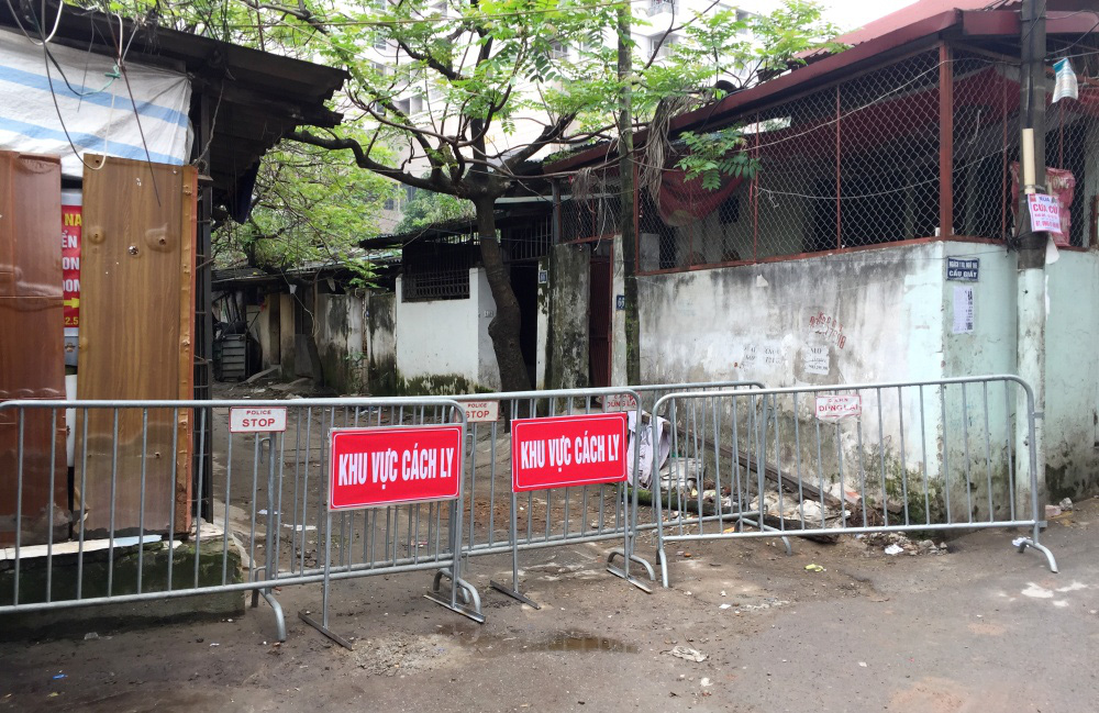 CLIP: Hà Nội phong toả khu vực có ca bệnh Covid-19 thứ 39 - Ảnh 2.