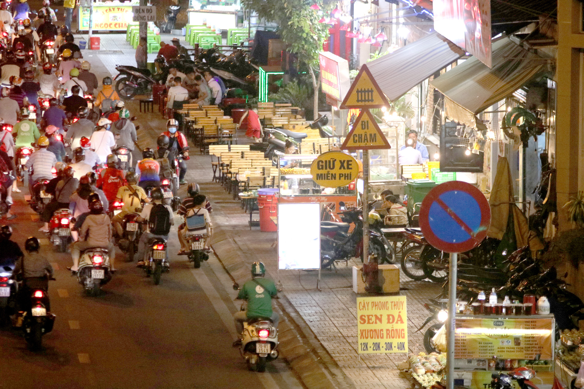 VIDEO: Vỉa hè tại TP HCM đang bị tái chiếm đến mức khó tin
