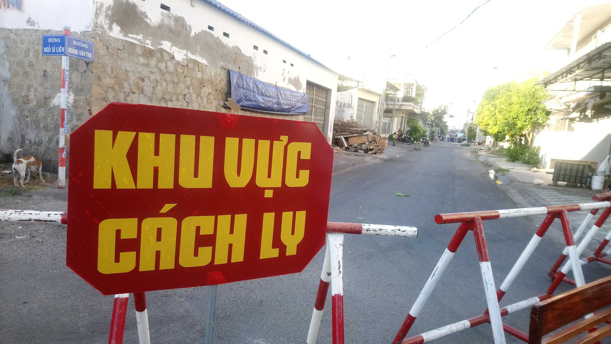 Có gì bên trong khu cách ly vì Covid-19 ở 2 tuyến phố tại Phan Thiết?