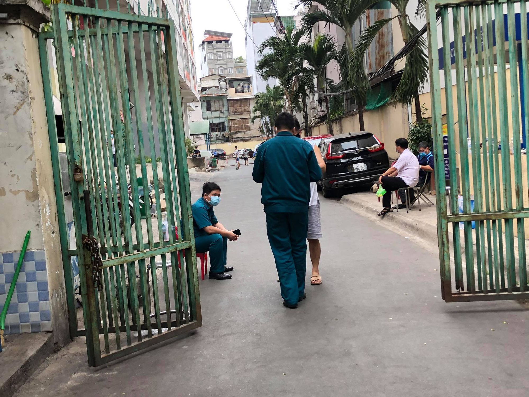 X&aacute;c định ca nhiễm Covid-19 thứ 48: Phong tỏa chung cư H&ograve;a B&igrave;nh ở TP HCM - Ảnh 11.