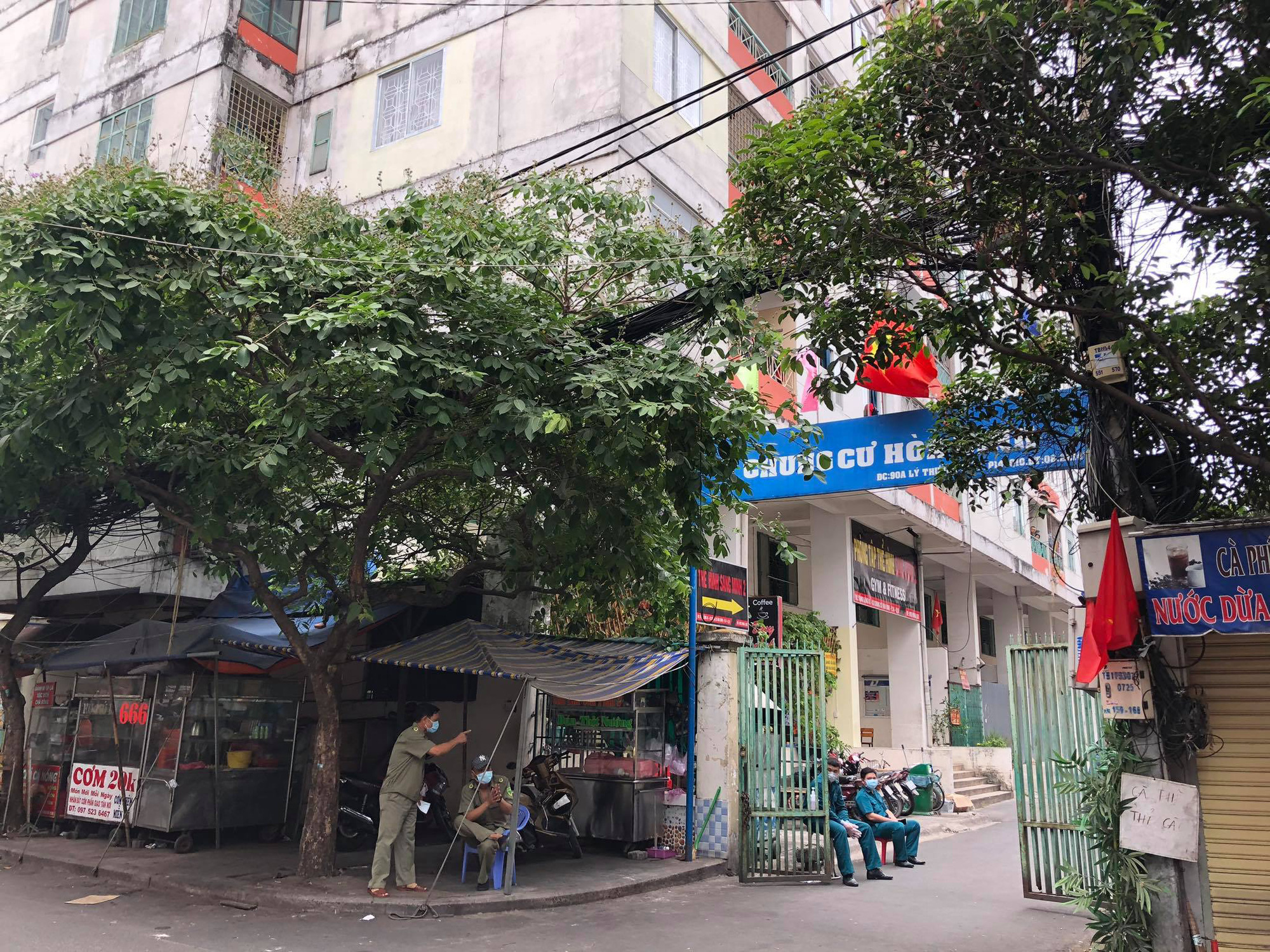X&aacute;c định ca nhiễm Covid-19 thứ 48: Phong tỏa chung cư H&ograve;a B&igrave;nh ở TP HCM - Ảnh 13.