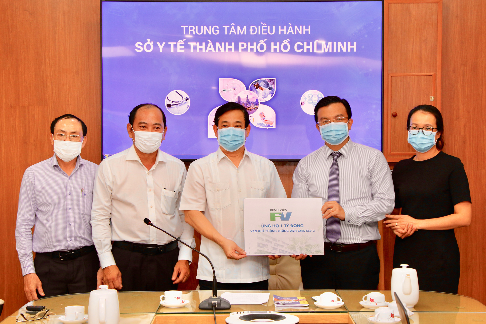 Bệnh viện FV đ&oacute;ng g&oacute;p 1 tỉ đồng v&agrave;o Quỹ ph&ograve;ng chống dịch Covid-19 - Ảnh 1.