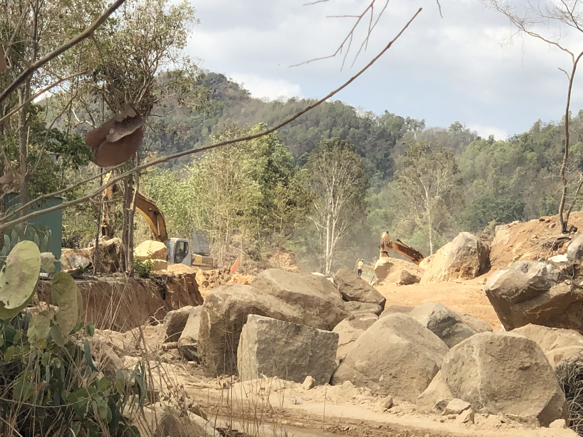 Bà Rịa-Vũng Tàu: Mỏ khai thác khoáng sản hoạt động rầm rộ, bất chấp lệnh dừng - Ảnh 1.